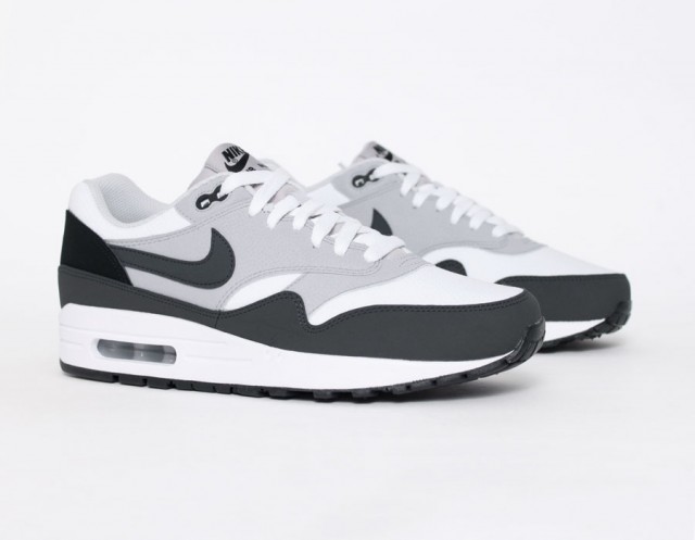 air max 1 noir et blanc pas cher