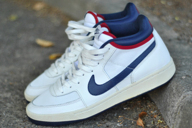 nike challenge court sneakers