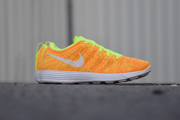 nike-wmns-flyknit-trainer-lunar-2