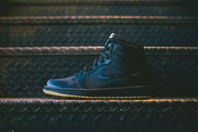 air-jordan-1-black-gum-3