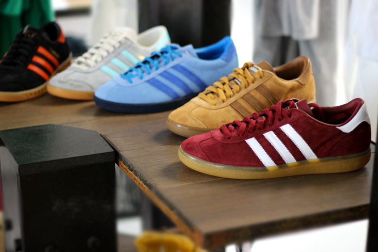 adidas blanche semelle marron