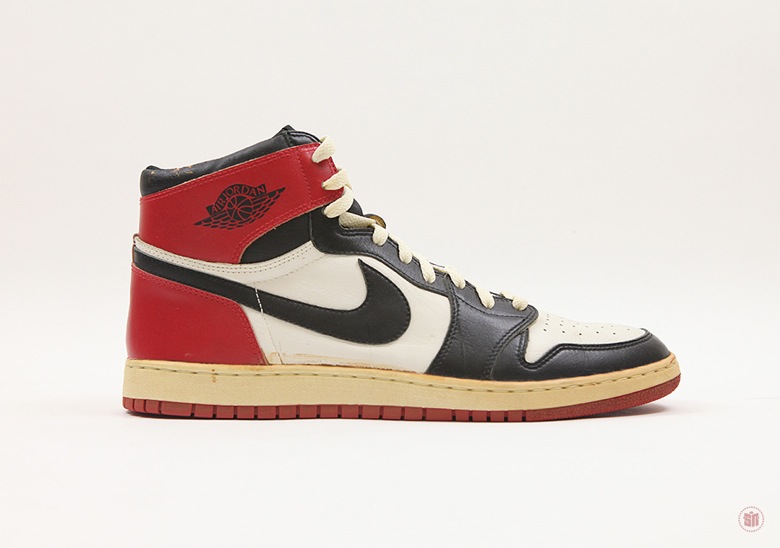 premiere-air-jordan-1-black-toe-02