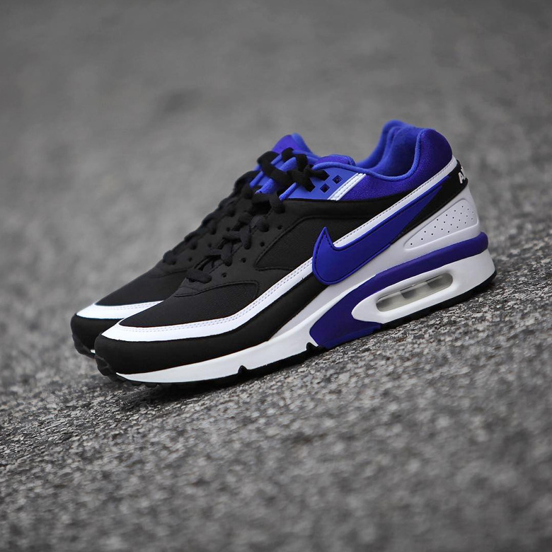 Une Nike Air Max BW Premium noire avant la Persian Violet