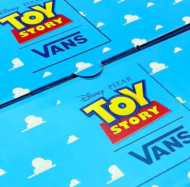 Vans toy store story bleu