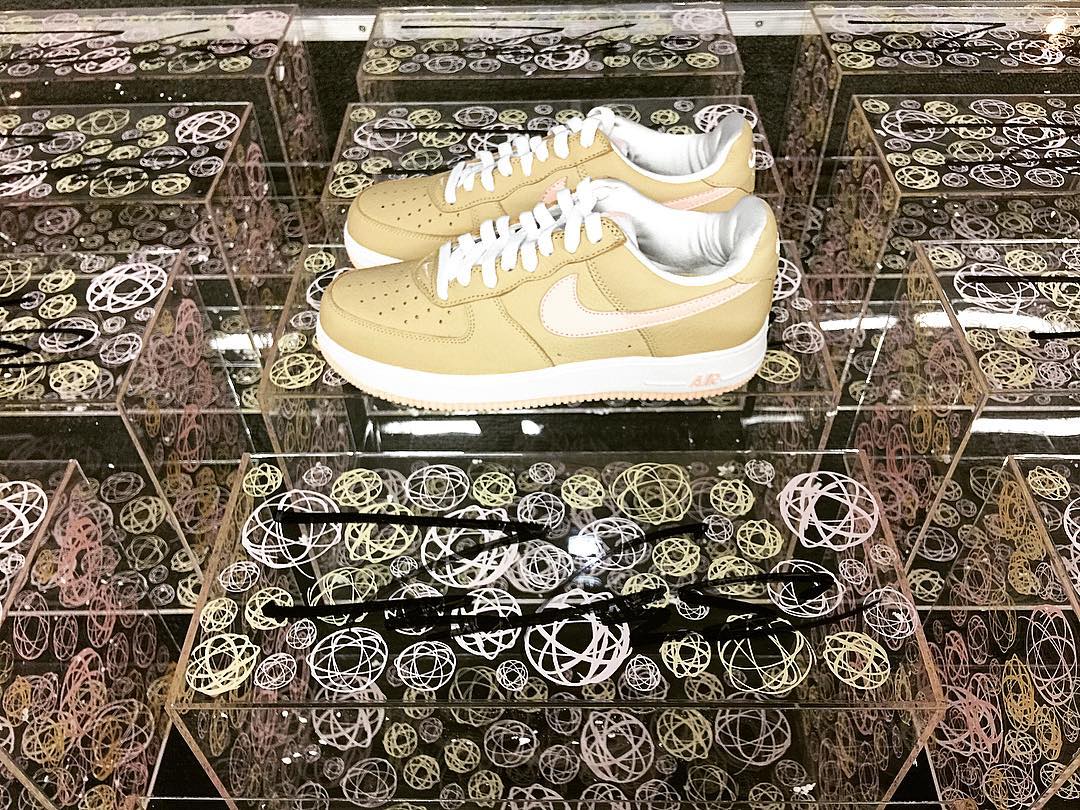La Nike Air Force 1 Linen revient en exclusivite chez Kith avec Futura Sneakers