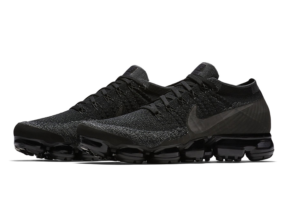 vapormax triple black flyknit