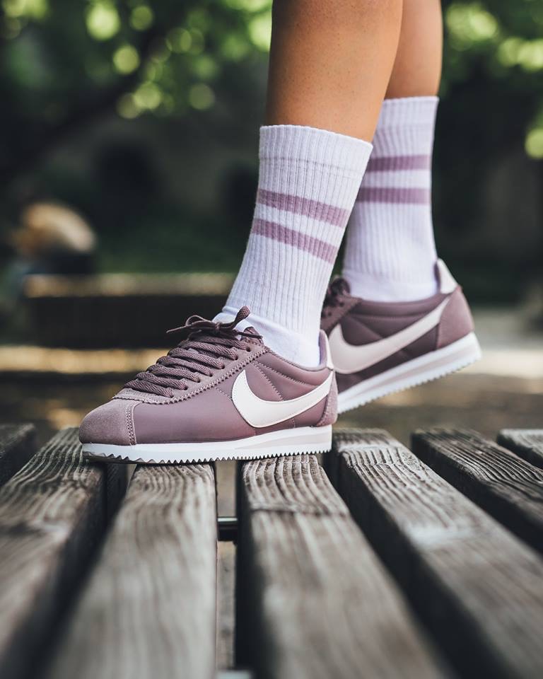 zona Marinero Cámara Nike W Classic Cortez Nylon « Taupe Grey & Silt Red » - Sneakers.fr