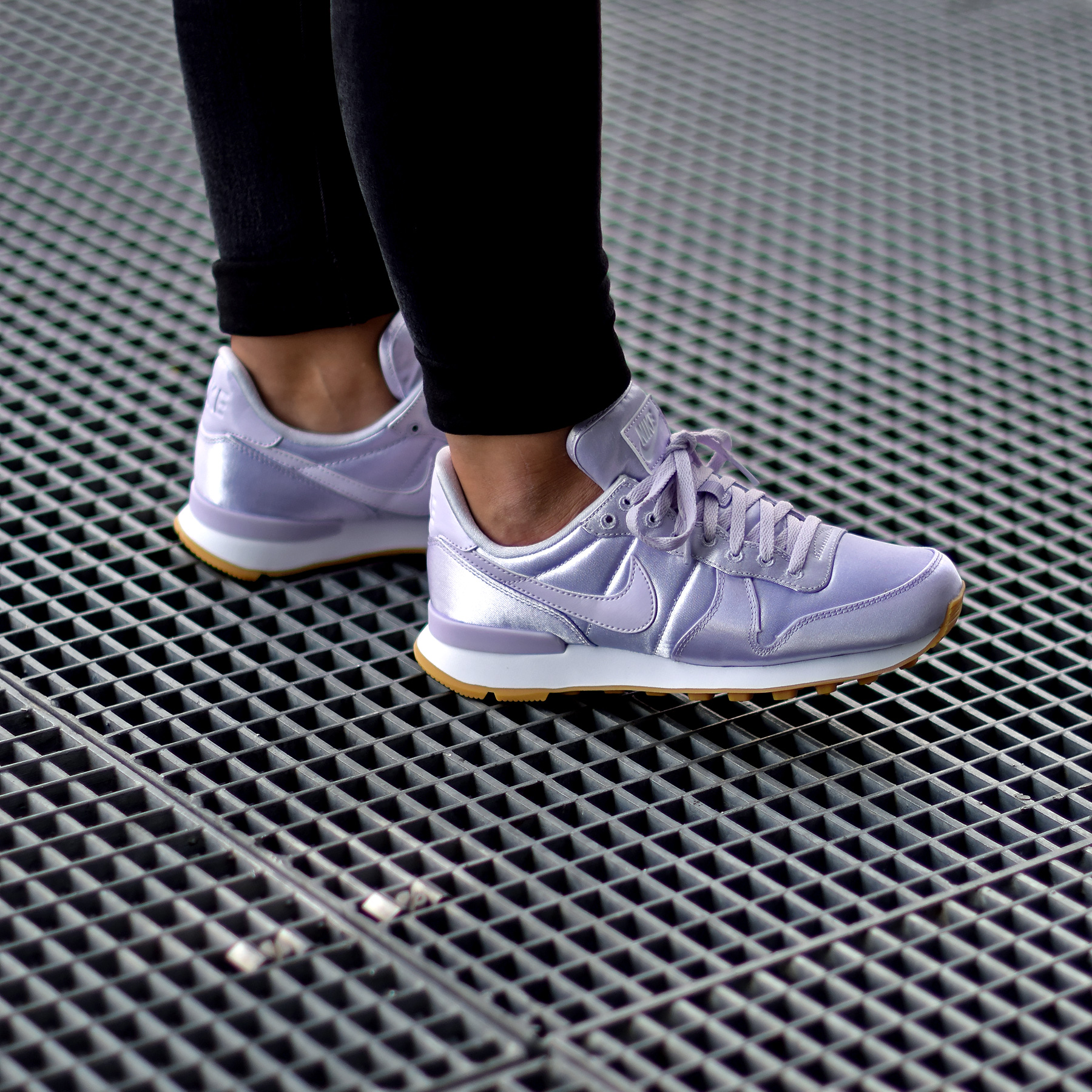 Nike W Internationalist Satin Barely Grape Sneakers