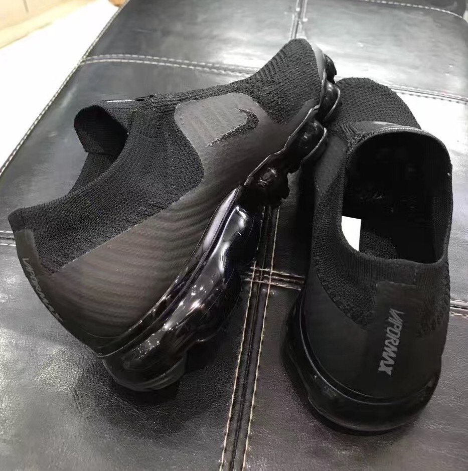 triple black vapormax moc