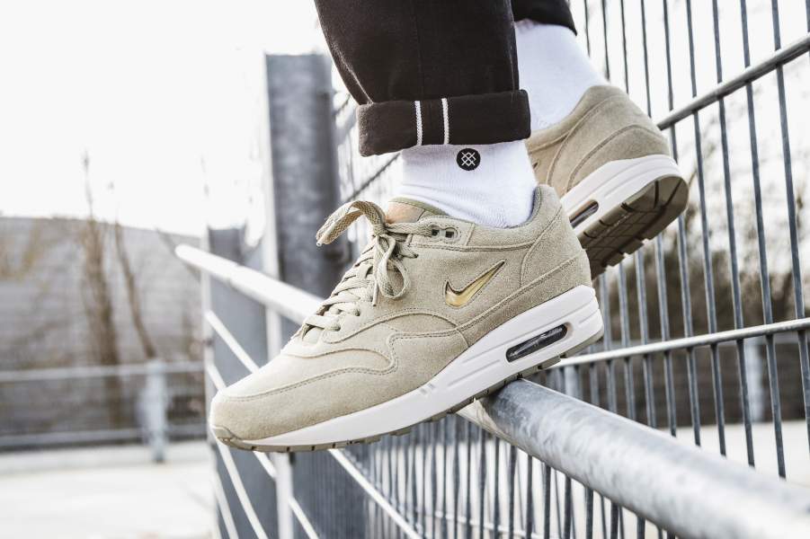 air max 1 neutral olive