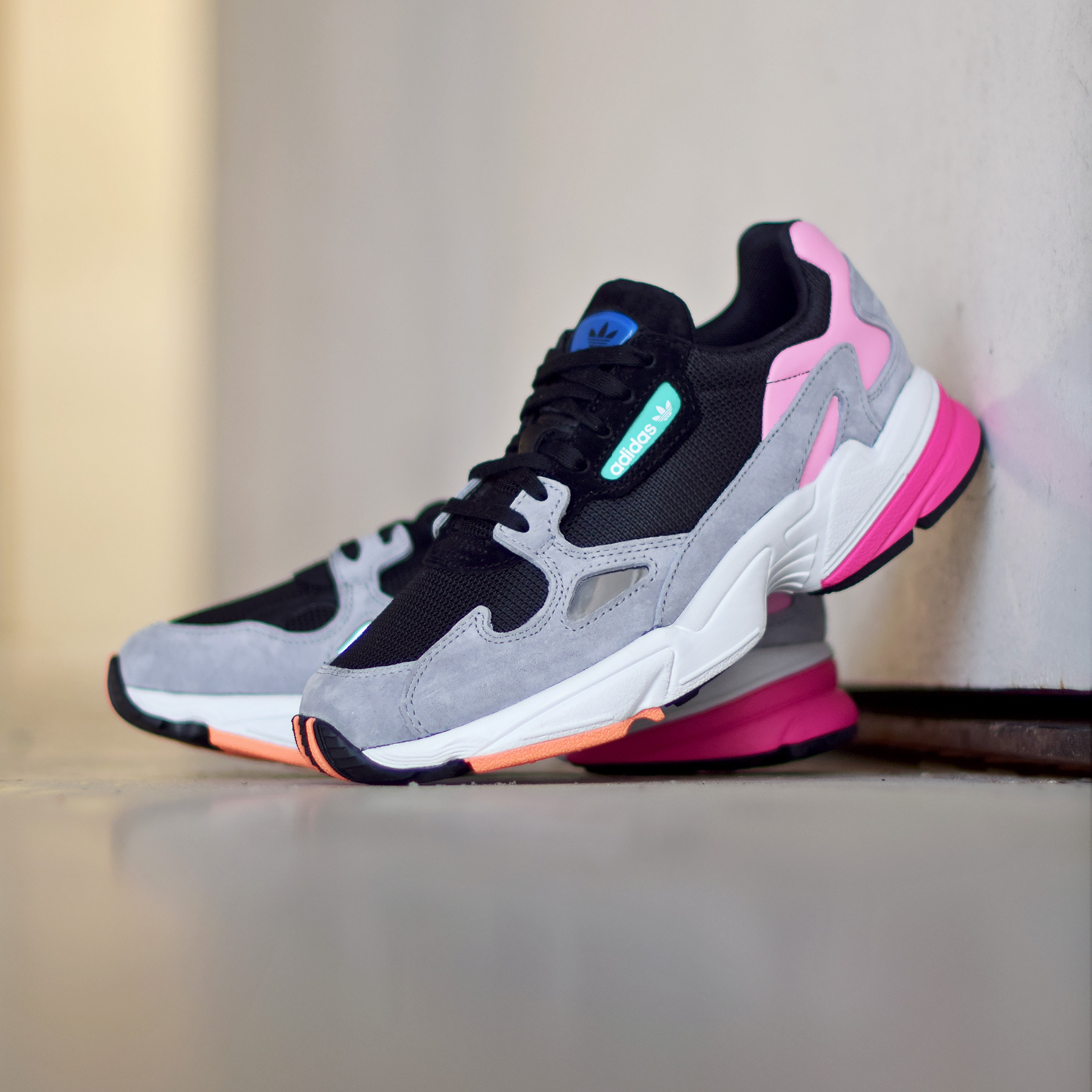 adidas falcon noir gris rose