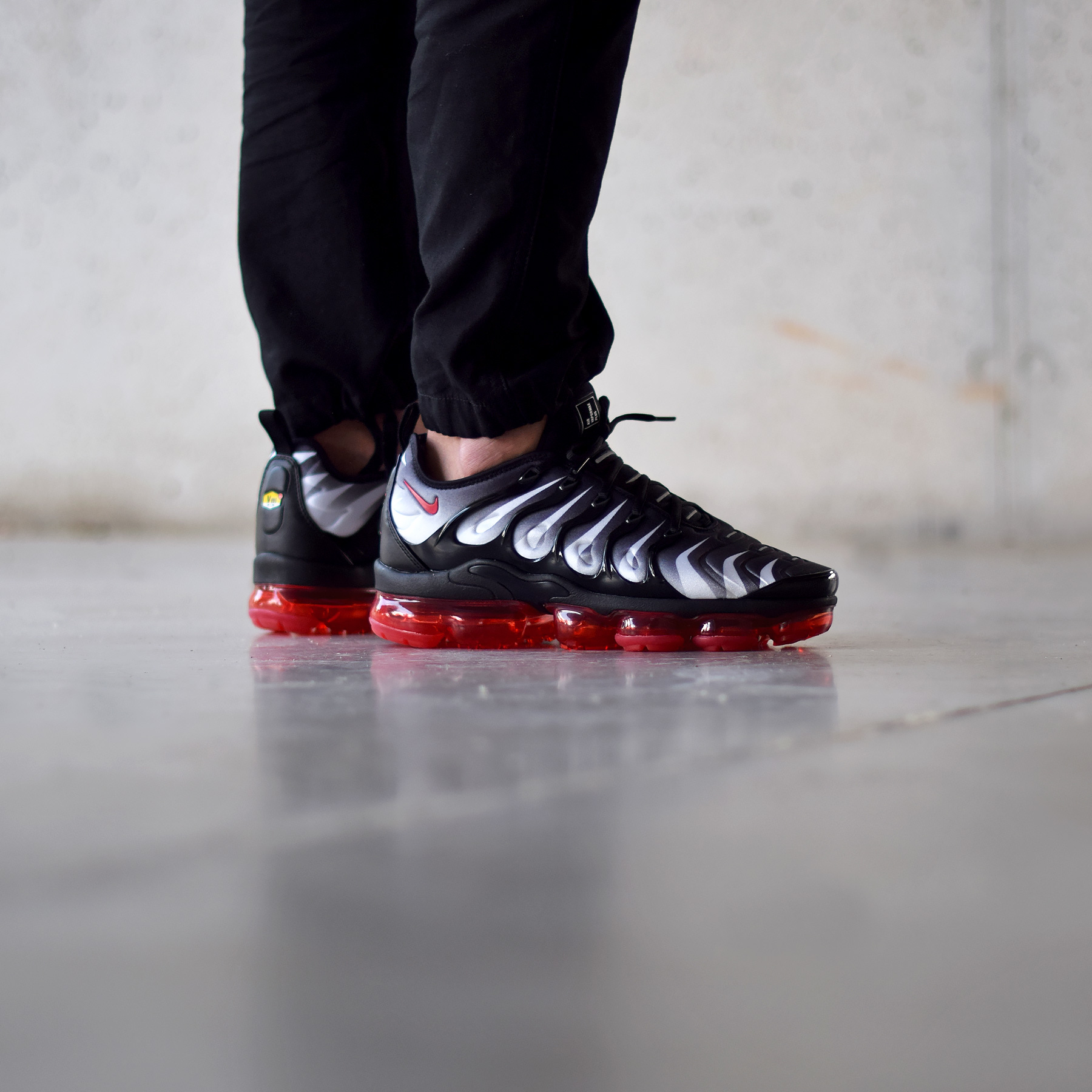 nike air vapormax plus red blue black