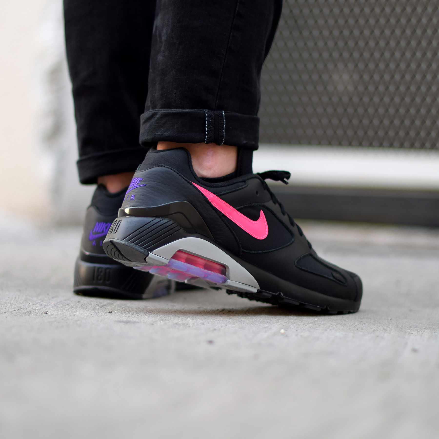 impactante despensa búnker Nike Air Max 180 Black/Pink Blast - Sneakers.fr