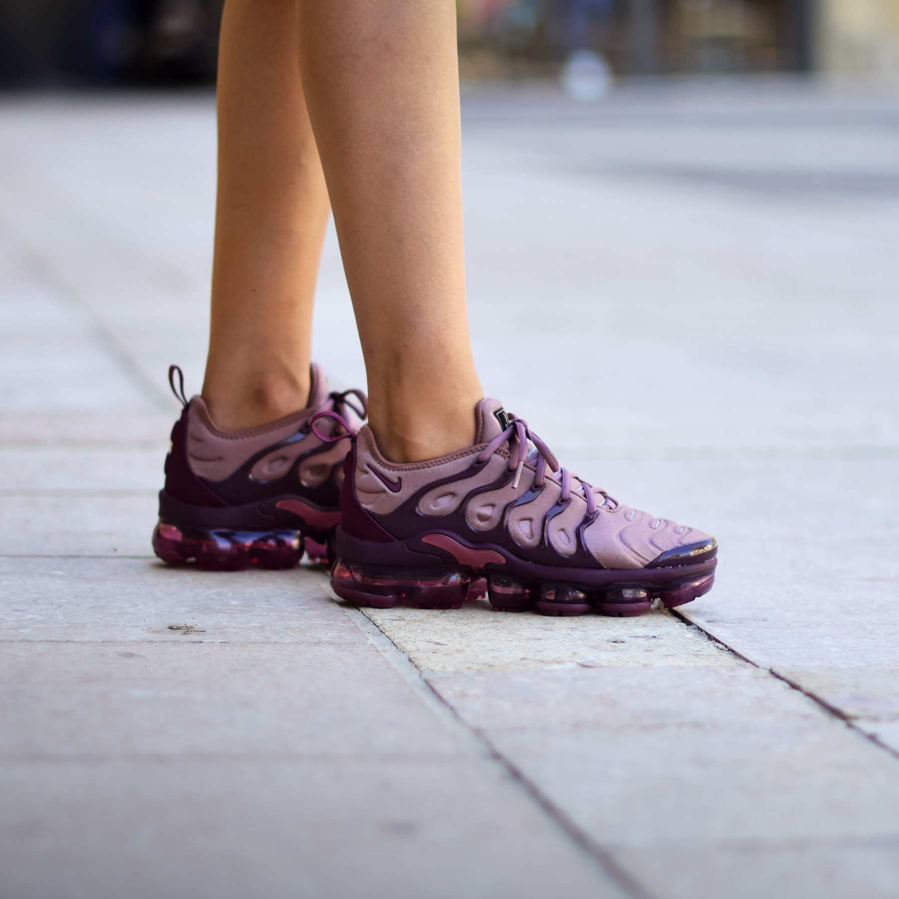 nike vapormax plus burgundy