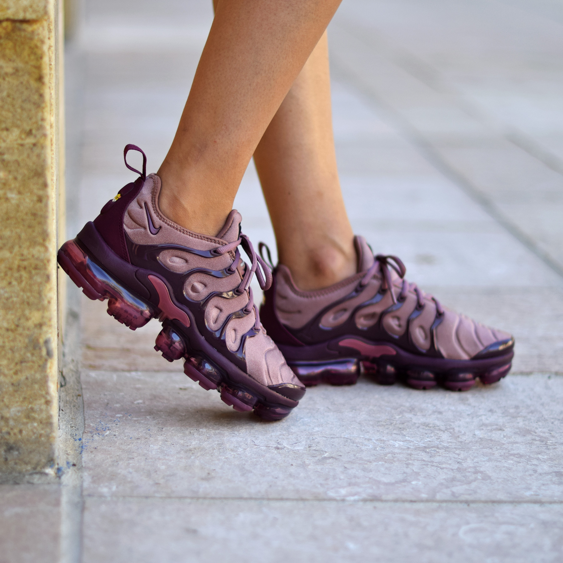 nike vapormax plus burgundy