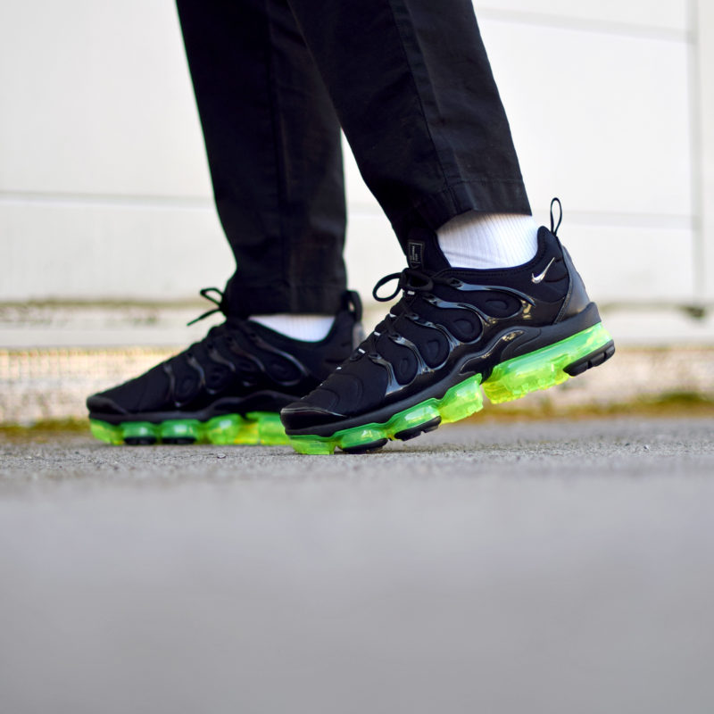 volt nike vapormax