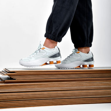 https://www.sneakers.fr/wp-content/uploads/2019/10/nike-w-shox-enigma-ghost-aqua-1-e1572528302997-380x380.jpg