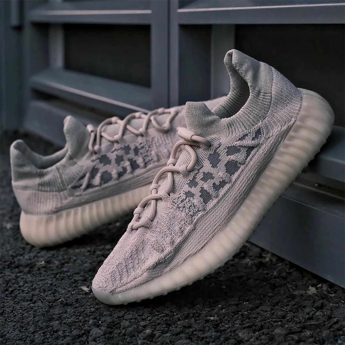 adidas Yeezy Boost 350 - Sneakers.fr