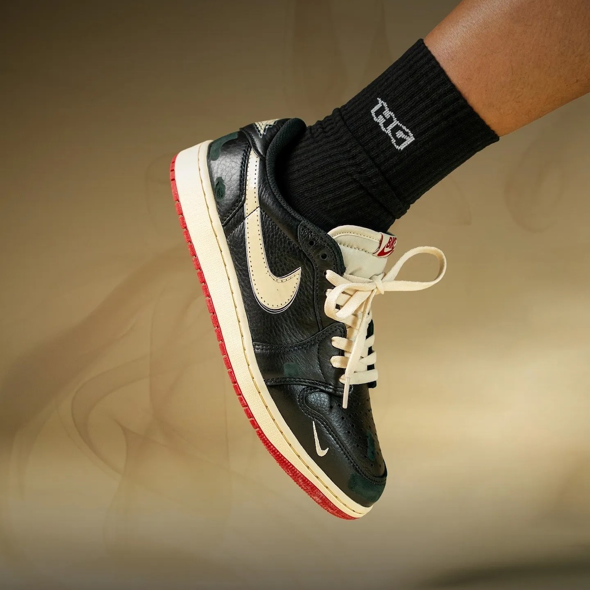 靴 Nigel Sylvester Air Jordan 1 Retro Low Nigel Sylvester x Air Jordan 1 Low Nitro - Sneakers.fr